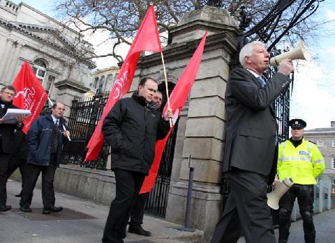 Bank workers protest at Dáil over threat of 750 job losses