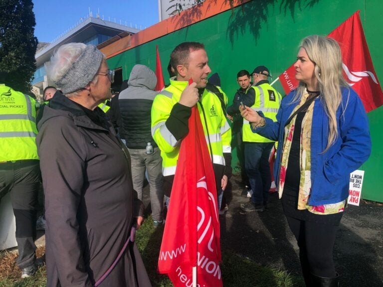 Bríd Smith TD and Cllr Hazel De Nortúin speak with Unite's James McCabe at the Unite picket National Children's Hospital